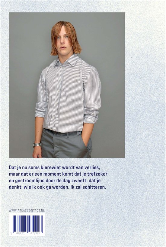 Jonge man met bruin haar en een gestreept overhemd, met de hand in de broekzak.