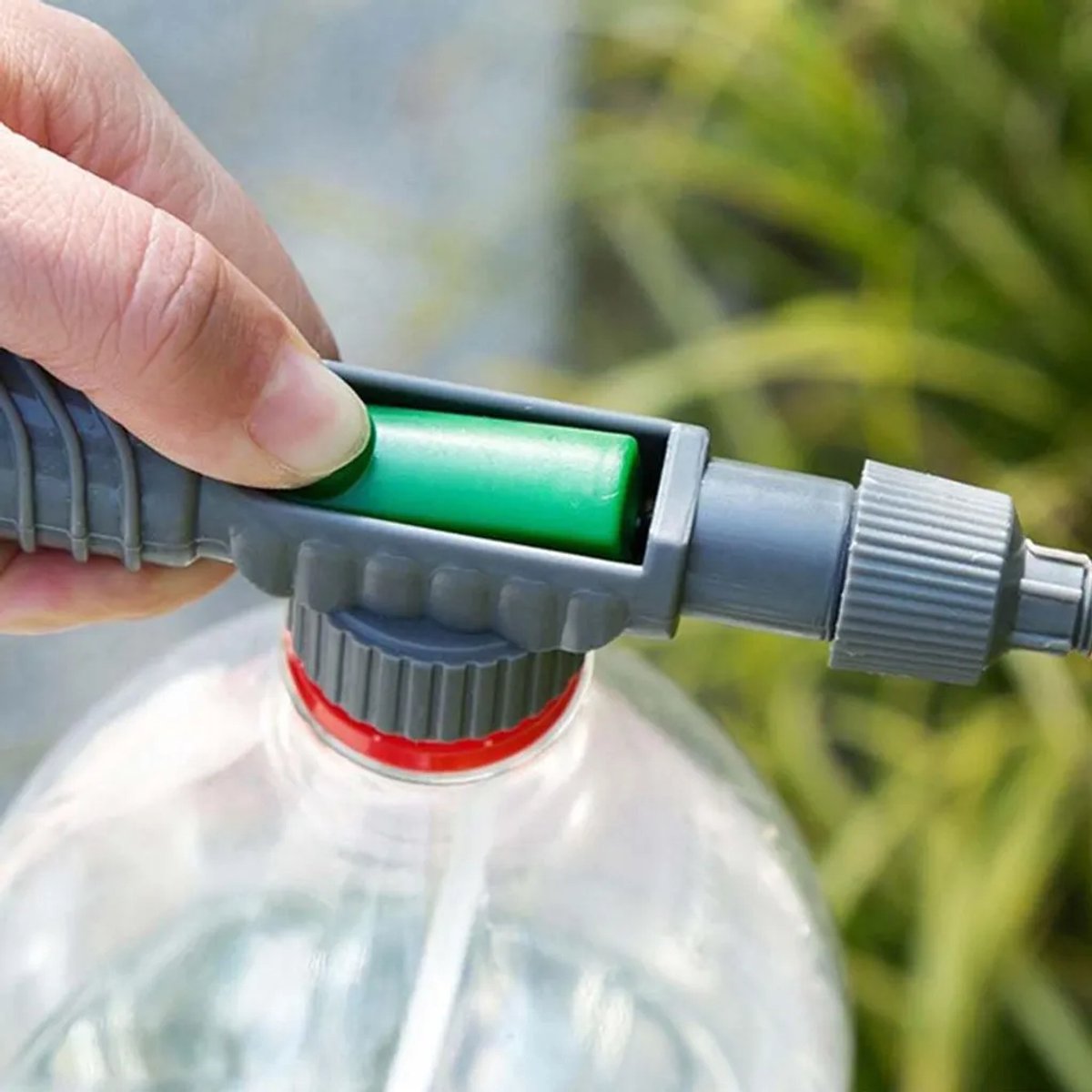 Een set druksproeiers, inclusief sproeikoppen, flessen en accessoires Geschikt voor het besproeien van tuinplanten.