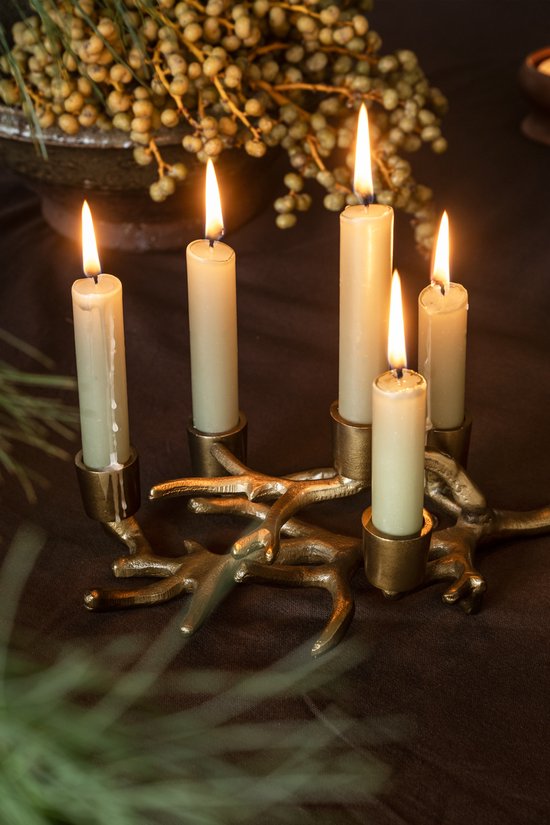 Gouden takkenkandelaar met vijf brandende, lichtgroene kaarsen.