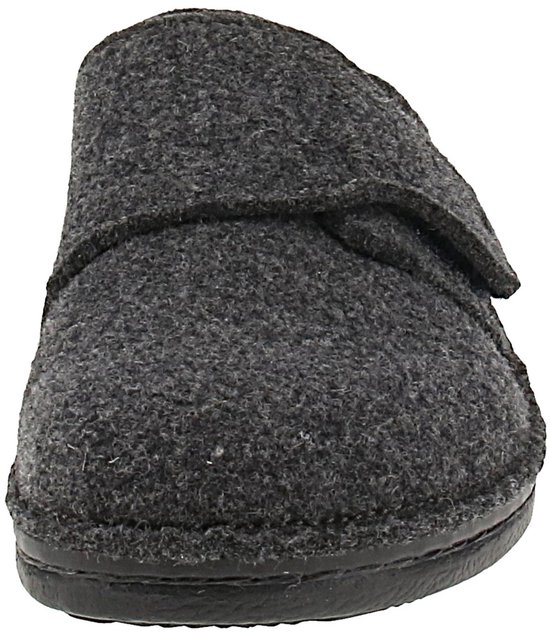 Voorkant van een antracietgrijze vilten slipper met klittenbandsluiting en zwarte zool.