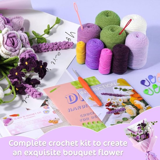 Complete haakpakket met meerdere kleuren wol, haaknaalden, instructies en een gehaakt boeket paarse en witte rozen.