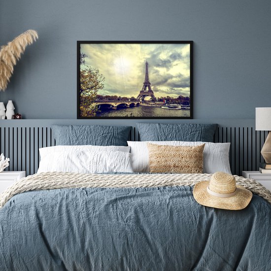 Poster in lijst - Fotolijst 90x60 cm - Posters - Uitzicht over het water op de Eiffeltoren en Parijs - Posterlijst zwart - Decoratie - Wanddecoratie woonkamer - Muurdecoratie slaapkamer