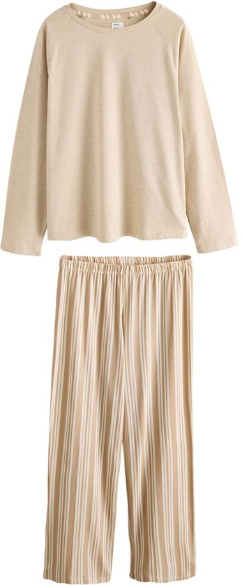 Complete pyjamaset met een beige trui en een beige-witte gestreepte broek.