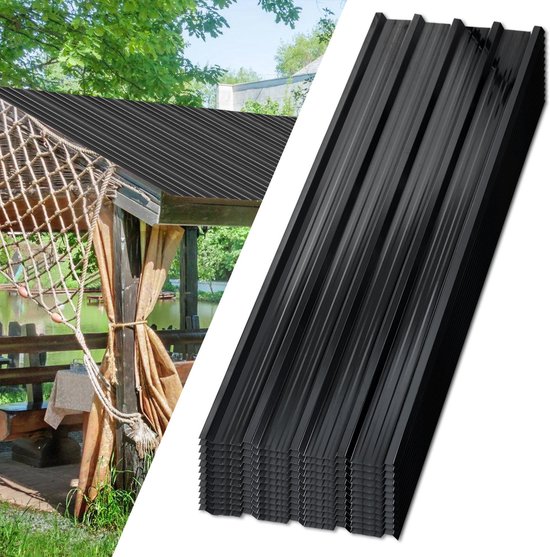 Stapel zwarte golfplaten voor een overkapping met een net en bruine gordijnen.