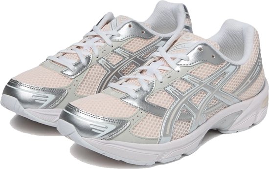Een paar lichtroze Asics Gel-1130 sneakers met zilverkleurige details en witte veters.
