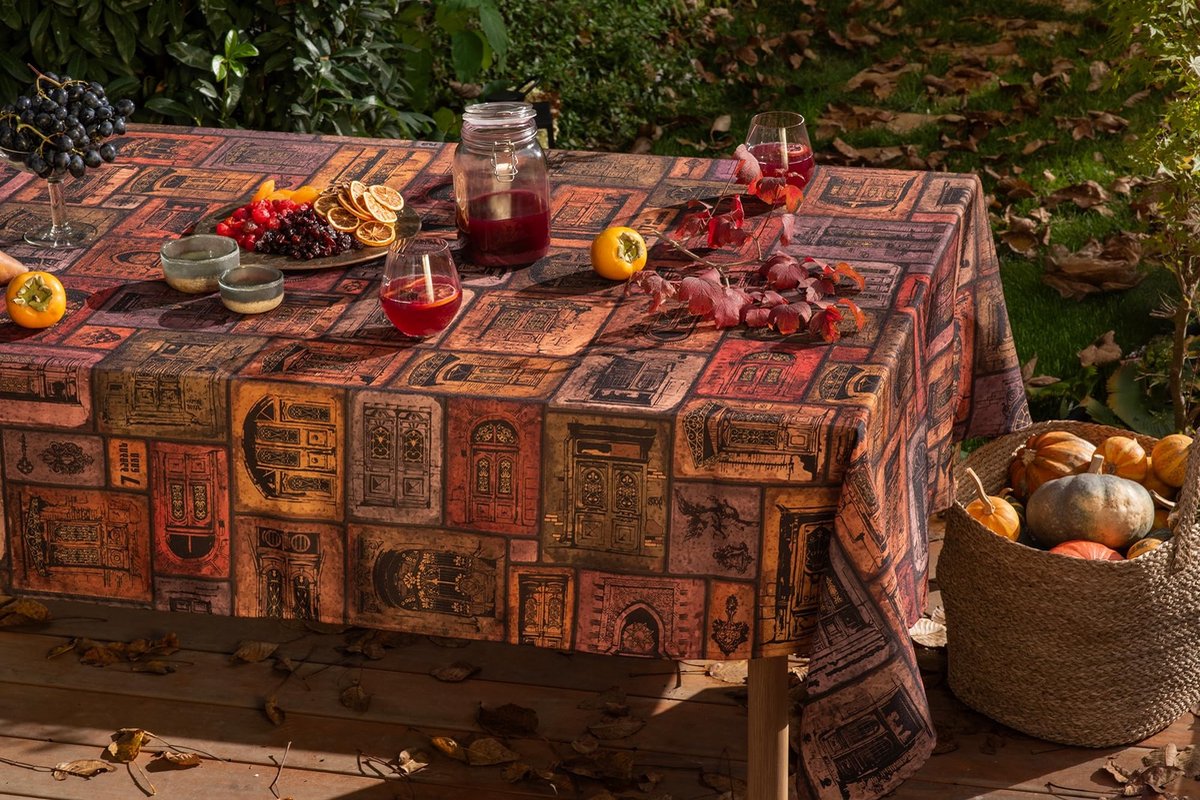Omgoods - Tafelkleed met Deuren van Tbilisi Design, Strijkvrij Polyester 140 x 140 cm