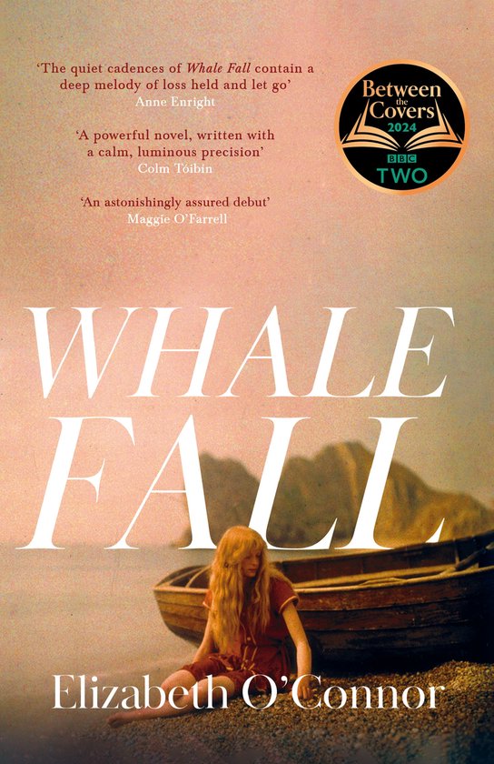 Boekomslag met de titel 'WHALE FALL' en een roodjurkje meisje dat naast een boot op het strand zit.