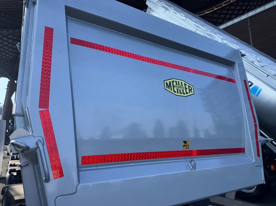 Grijze kipper achterkant met rode reflecterende strepen en een geel "Meiller Kipper" logo.