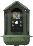 Groen vogelvoederhuisje met zonnepaneel, scherm met blauwe vogel, voerbak en vier rode bloemen.