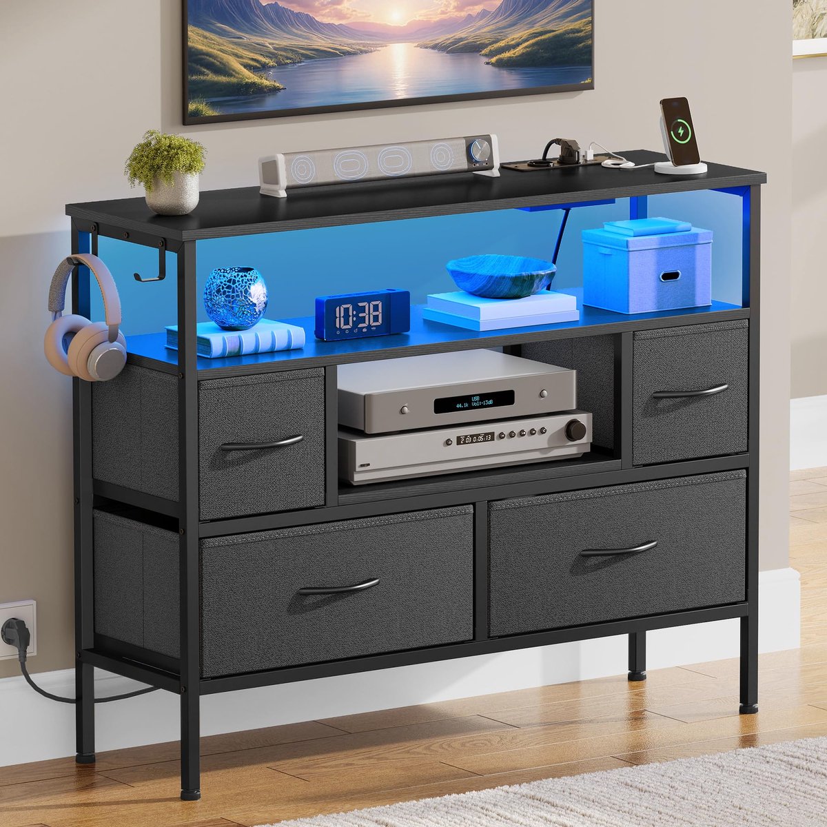 SnelShoppen - Commode met Stopcontacten en LED Verlichting, Donkergrijze Stoffen Commode met 4 Laden en 2 Haken, Geschikt voor TV's tot 81 cm, Ideaal