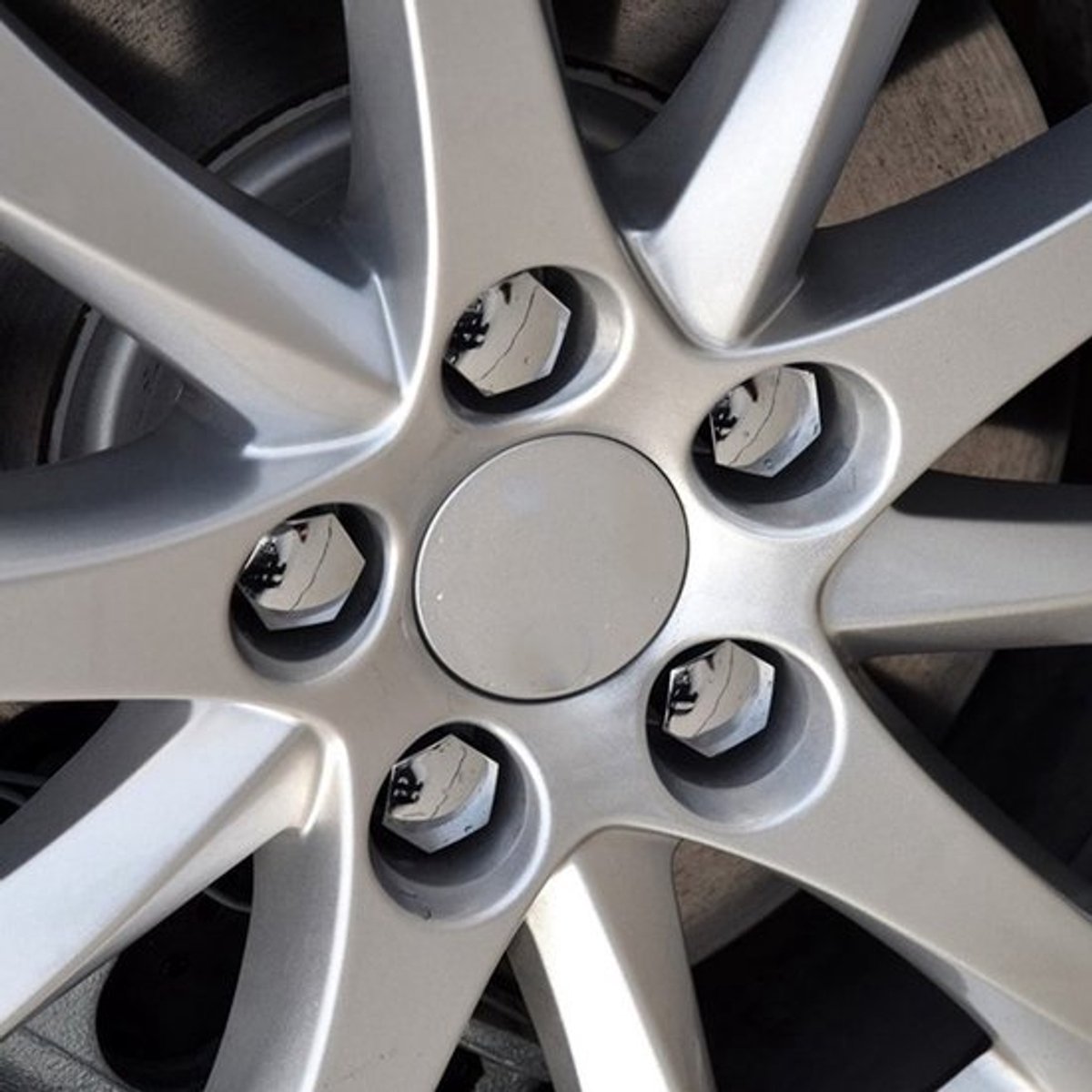 Wielboutkappen - Beschermende Hoedjes - 17 mm - Zilveren Kleur - Decoratieve Kappen - Geschikt voor Diverse Auto's