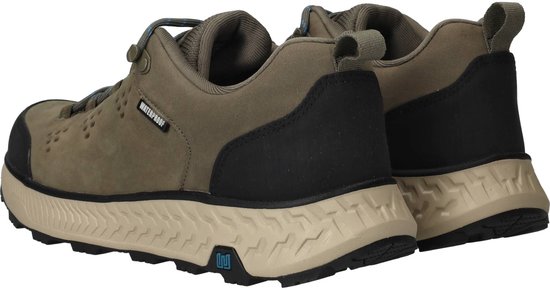 Achterkant van bruine sneakers met blauwe veters, zwarte hiel en beige zool met profiel.