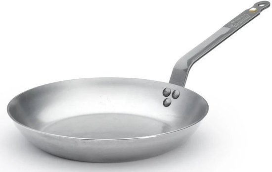Zilverkleurige koekenpan van plaatstaal met lange handgreep, getoond met de buitenkant naar boven.