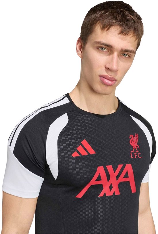 Portret van een man in een zwart Liverpool trainingstop met rode AXA-logo's en witte accenten op de schouders.