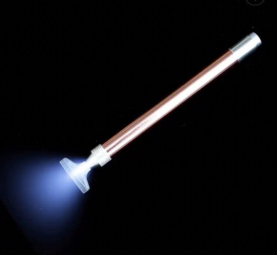 Stylo couleur cuivre avec capuchon à vis argenté et une lampe LED blanche à l'avant.
