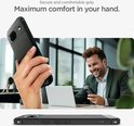 Man houdt zwarte Spigen telefoonhoes vast, man lacht naar telefoon, onderaan zwarte hoes.