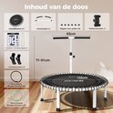 Onderdelen van een zwarte trampoline: hoofdframe, handvat, pijpjes voor poten, telefoonhouder, accessoires, sokken, 8mm zwarte koorden, 9mm groene koorden.