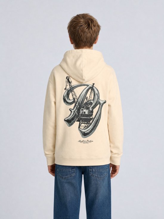 Persoon van achteren gezien in een crèmekleurige hoodie met grote kraan-print en tekst 'Built to Endure'.