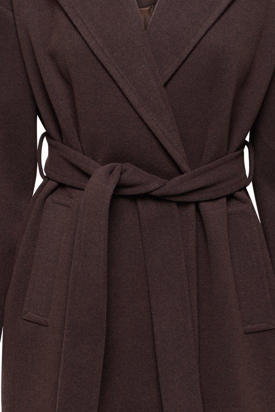 Detailopname van de taille van een donkerbruine ICHI jas met strikceintuur.