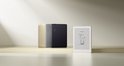 Drie BOOX e-readers (lichtgeel, grijs, donkergrijs) op een rij, met een witte e-reader ernaast met een schets.