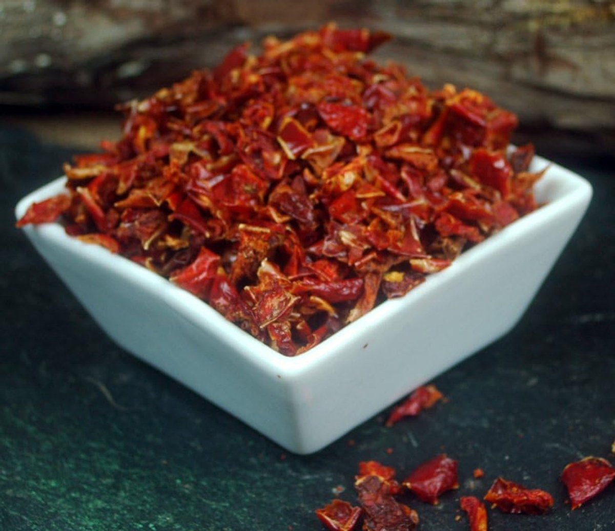 Naturix24 - Sweet pepper flakes red cut 1 kg - ShopVlot