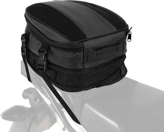 Sacoche de moto noire avec détails aspect carbone, posée sur la selle d'une moto.