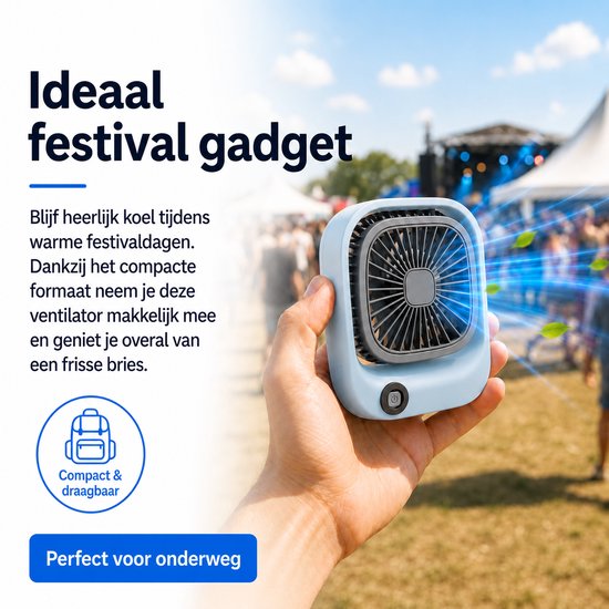 Hand houdt lichtblauwe compacte ventilator vast op een festival. Tekst 'Ideaal festival gadget'.