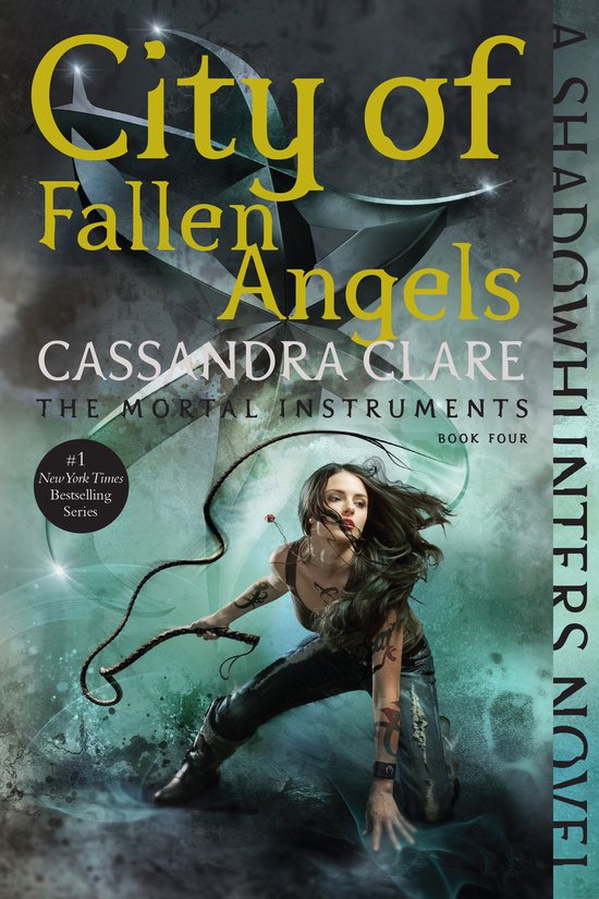 Boek kaft: City of Fallen Angels, The Mortal Instruments, Book Four door Cassandra Clare. Een vrouw met lange, donkere haren en tatoeages, geknield met een zweep.
