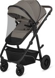 Beige kinderwagen met een geïntegreerd muggennet voor de zitting, bruine duwstang en zwarte wielen.