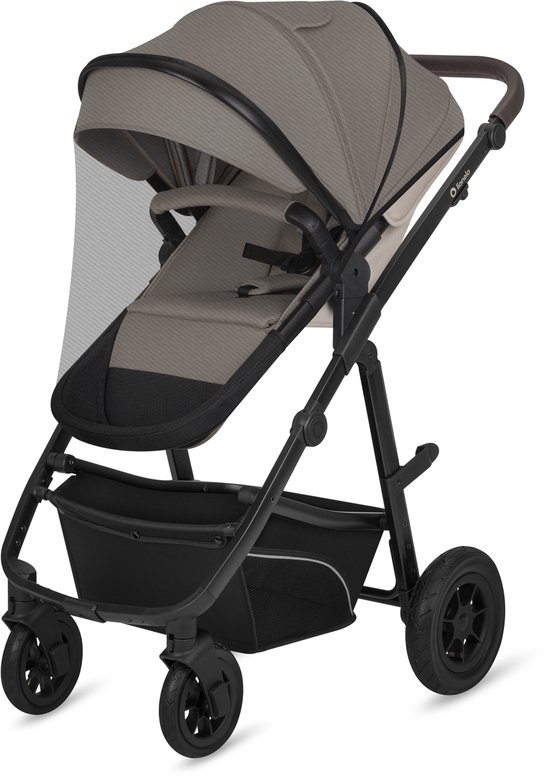 Beige kinderwagen met een geïntegreerd muggennet voor de zitting, bruine duwstang en zwarte wielen.