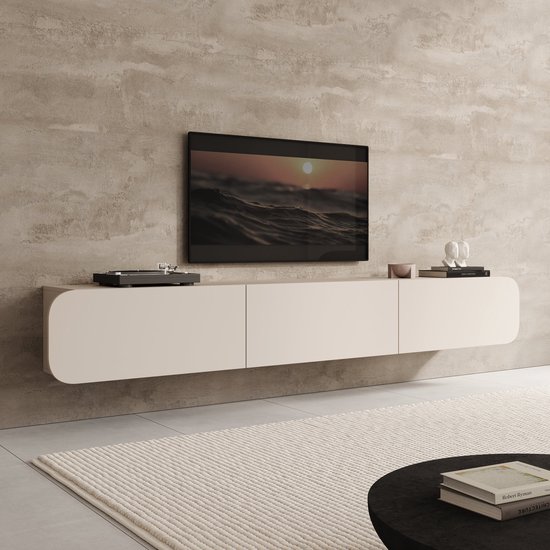 Zwevend, beige tv-meubel met drie fronten en afgeronde hoeken. Een platenspeler en decoratie staan erop.