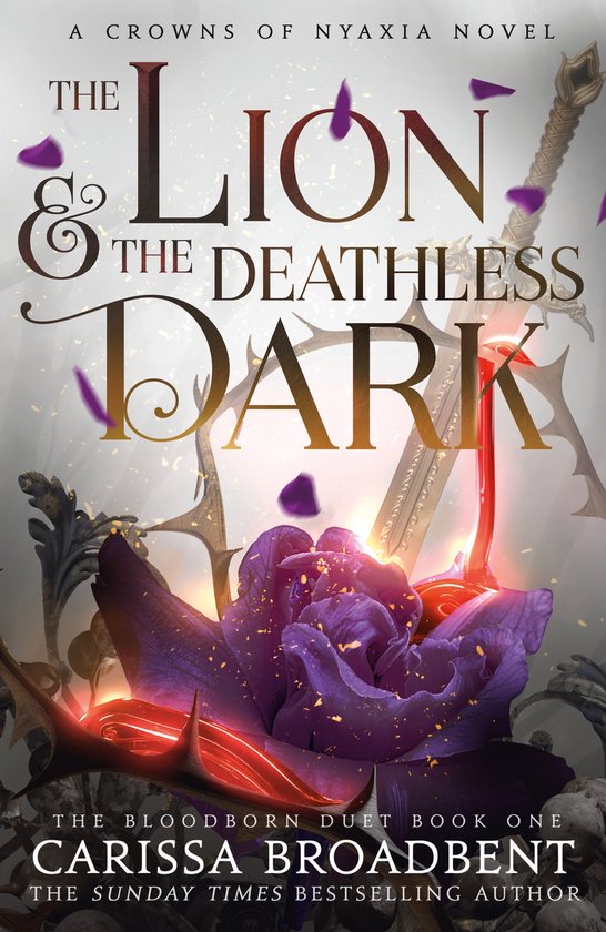 Couverture du livre "The Lion & The Deathless Dark". Une épée est plantée dans une fleur violette, entourée d'épines et de pétales violets tombant.