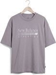 Grijze New Balance Athletics oversized T-shirt hangend aan een kledinghanger, met logo.