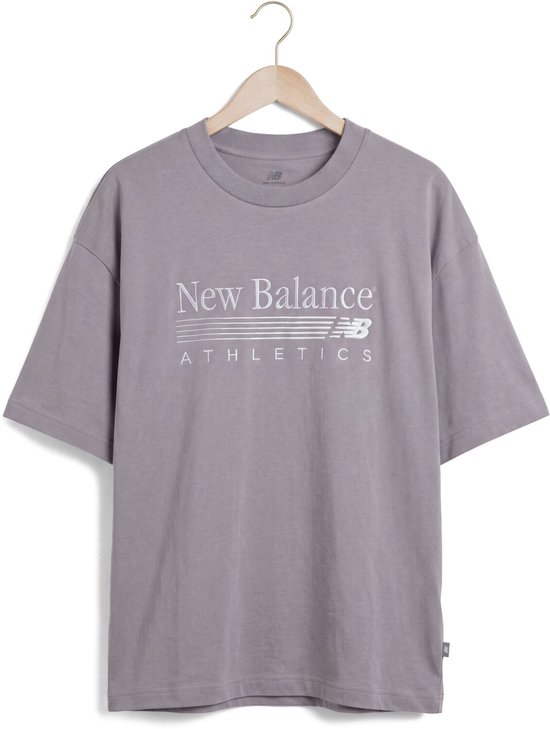 Grijze New Balance Athletics oversized T-shirt hangend aan een kledinghanger, met logo.