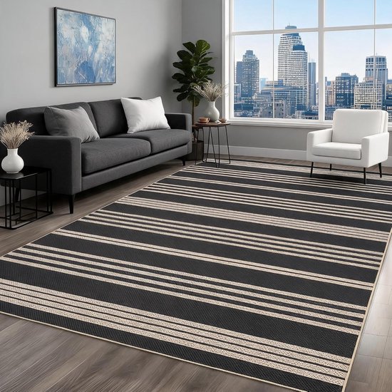 Un tapis rayé noir et beige dans un intérieur moderne.