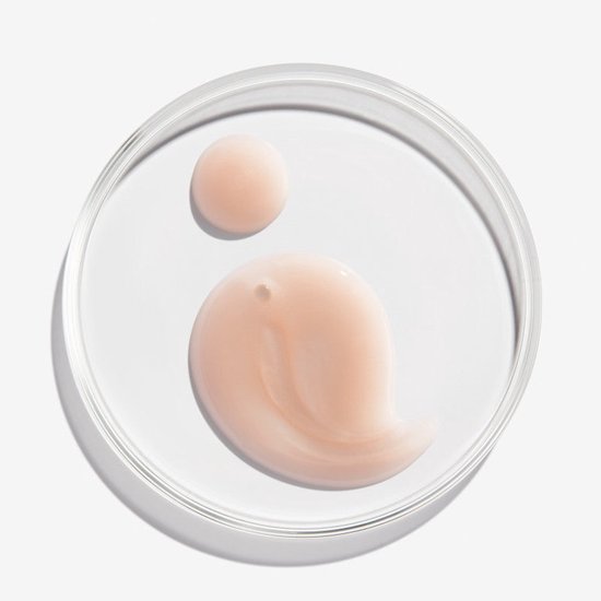 Crème rose pâle dans une boîte de Pétri.