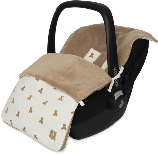 Witte voetenzak met teddybeerprint in een bruine maxi cosi autostoel.