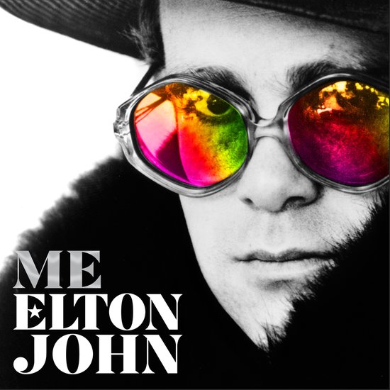 Boek 'Me Elton John' met close-up van Elton John met een hoed en een bril met gekleurde glazen. Tekst 'ME ELTON JOHN'.