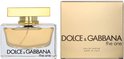 Een glazen parfumfles met gouden dop, naast een gouden doos met 'DOLCE & GABBANA the one' erop.
