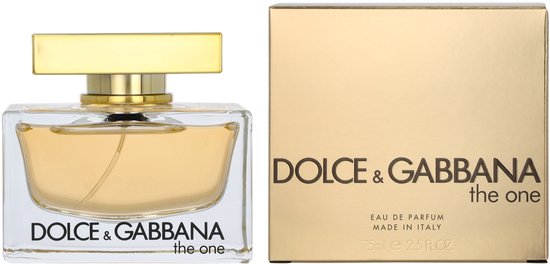 Een glazen parfumfles met gouden dop, naast een gouden doos met 'DOLCE & GABBANA the one' erop.