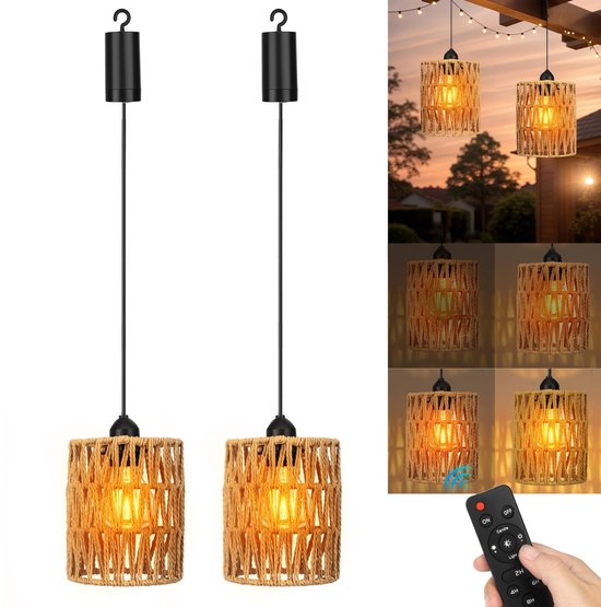 Paire de suspensions en rotin avec télécommande dans un cadre extérieur au coucher du soleil.