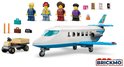 LEGO City passagiersvliegtuig, vier minifiguren, bagagetrekker, koffers, camera, mok en accessoires.