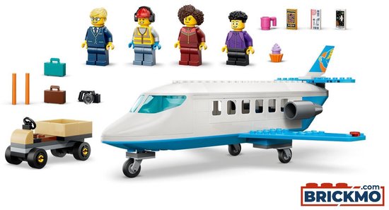 LEGO City passagiersvliegtuig, vier minifiguren, bagagetrekker, koffers, camera, mok en accessoires.