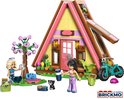 LEGO Friends Natuur Glamping Cabin met twee minipoppen, een boom, een motor en een zwart katje.