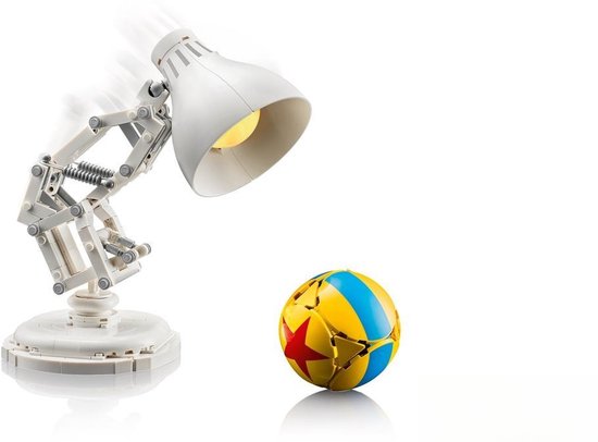 Lampe de bureau LEGO blanche avec bras articulé, à côté d'une balle jaune et bleue ornée d'une étoile rouge.
