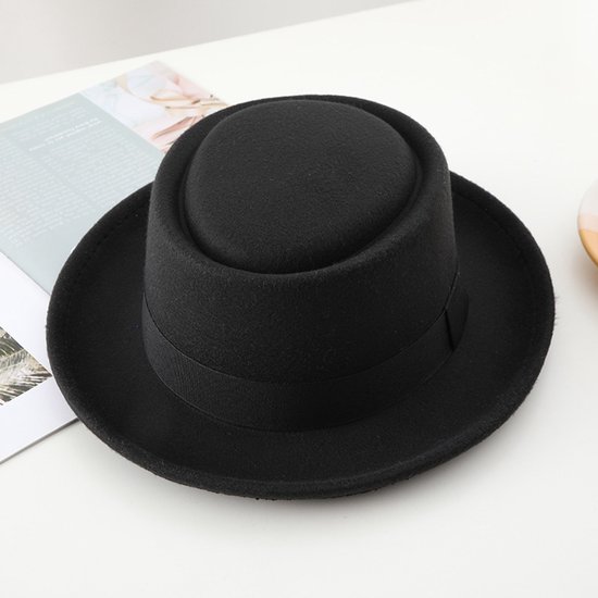 Zwarte vilten hoed met platte bovenkant en lintrand. Een klassieke Gatsby-stijl.