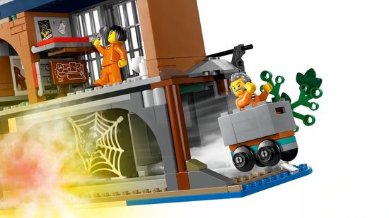 Gedetailleerd LEGO model van een politiegevangenis met gevangenen en een karretje.