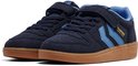 Paar donkerblauwe Hummel sneakers met lichte blauwe chevrons en klittenbandsluiting.