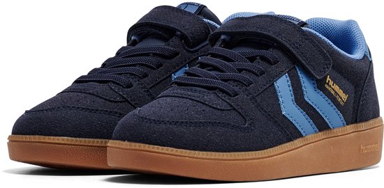 Paar donkerblauwe Hummel sneakers met lichte blauwe chevrons en klittenbandsluiting.