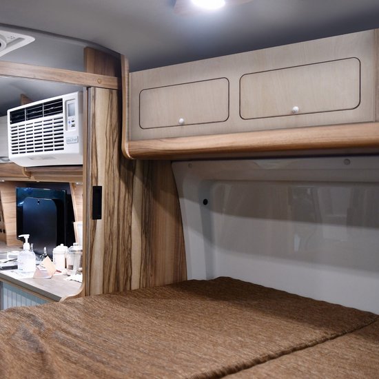 Bovenkast met 2 Deuren voor een Camperbusje Centrale Verdeler Opbergruimte Lichtgewicht Berken Multiplex Ongeverfd met Soft-Close Scharnieren Drukknop Sloten Voorgeboorde Gaten en Bevestigingskit van Klarstein — afbeelding 2